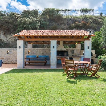 Villa Laga With Pool, 300M To Taverns, Childrens Area, Bbq! Kirianna المظهر الخارجي الصورة