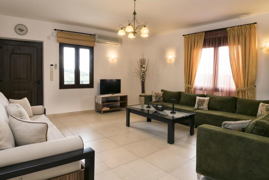 Villa Laga With Pool, 300M To Taverns, Childrens Area, Bbq! Kirianna المظهر الخارجي الصورة