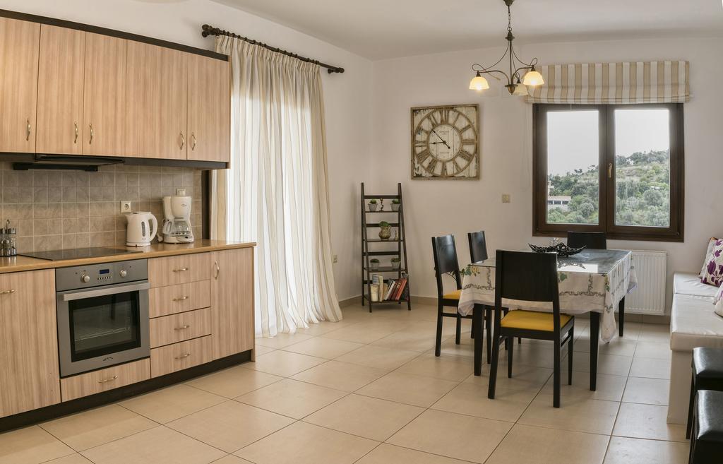 Villa Laga With Pool, 300M To Taverns, Childrens Area, Bbq! Kirianna المظهر الخارجي الصورة