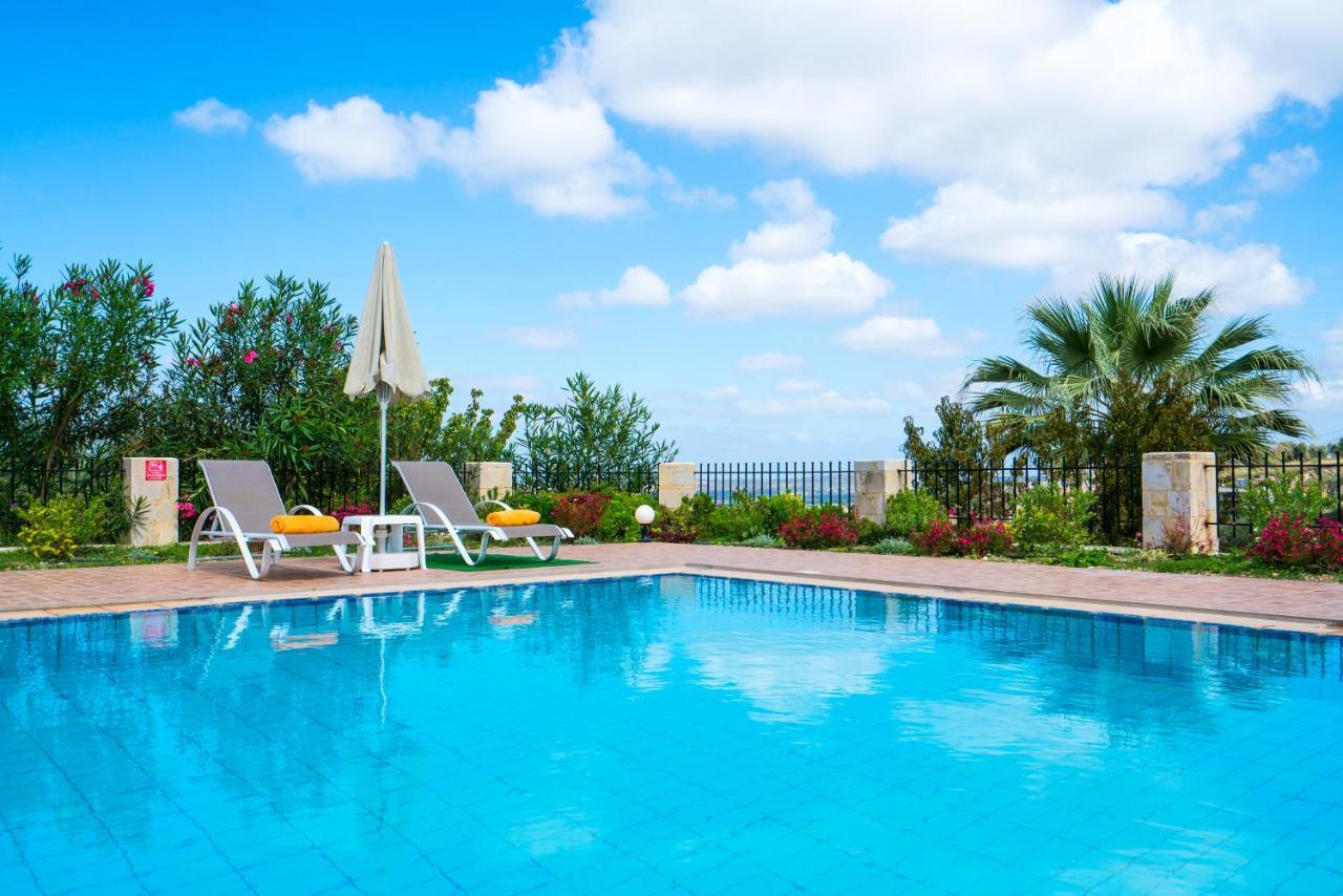 Villa Laga With Pool, 300M To Taverns, Childrens Area, Bbq! Kirianna المظهر الخارجي الصورة