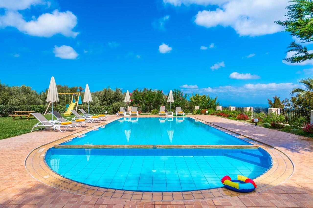 Villa Laga With Pool, 300M To Taverns, Childrens Area, Bbq! Kirianna المظهر الخارجي الصورة